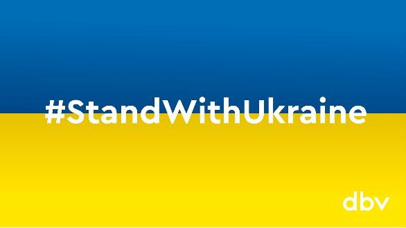 Ukrainische Flagge mit der Aufschrift: #Stand With Ukraine