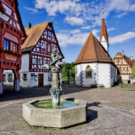 Marktplatz mit Blick auf den Brunnen und das alte Rathaus und die Stadtbibliothek sowie die Otillienkapelle